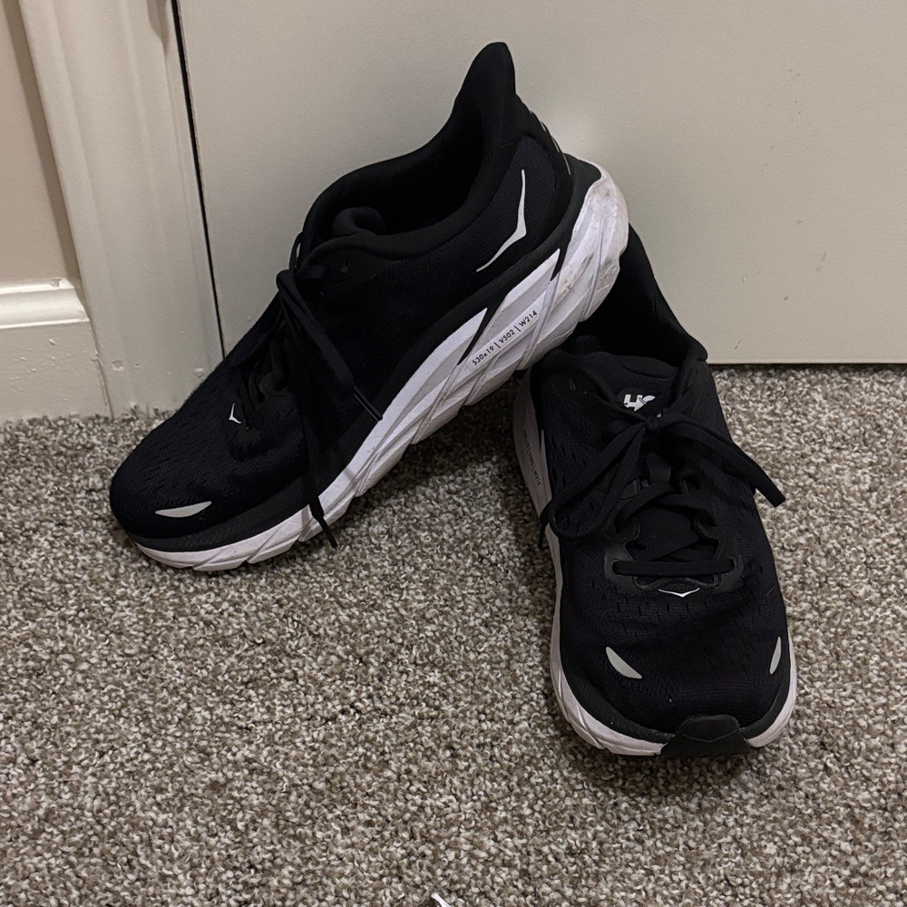 Hoka Clifton 8! (Women’s size 9) good condition!